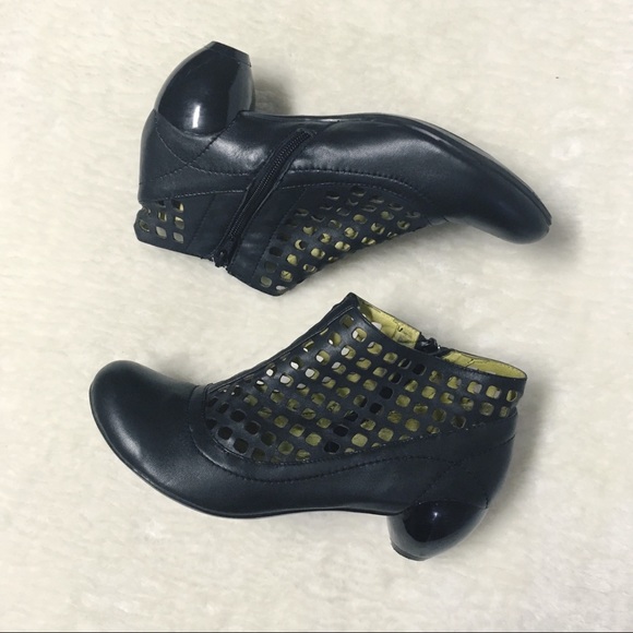 Jump Leather Cut-out Ankle Boots Black Size 9